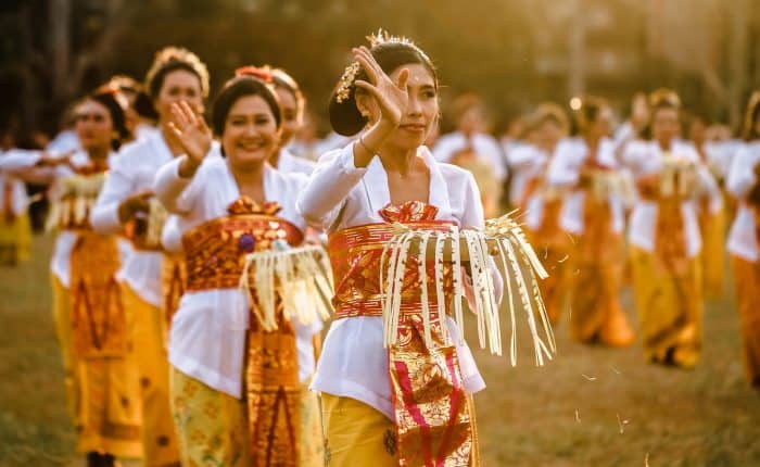 women dancing in Bali