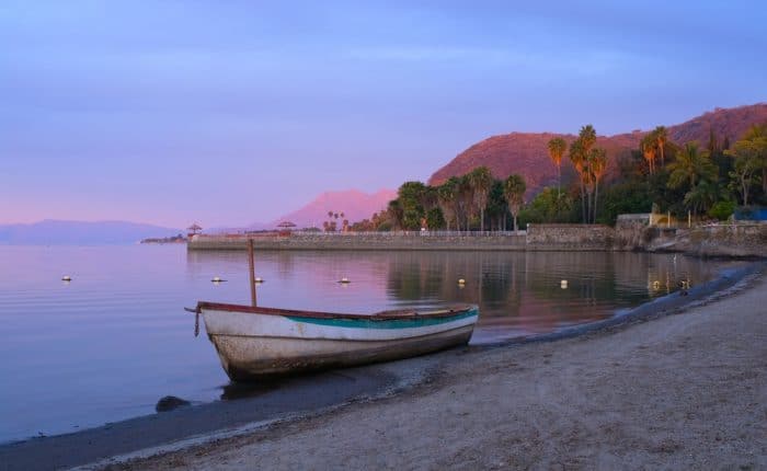 beautiul view of a boat on the shores of a beach